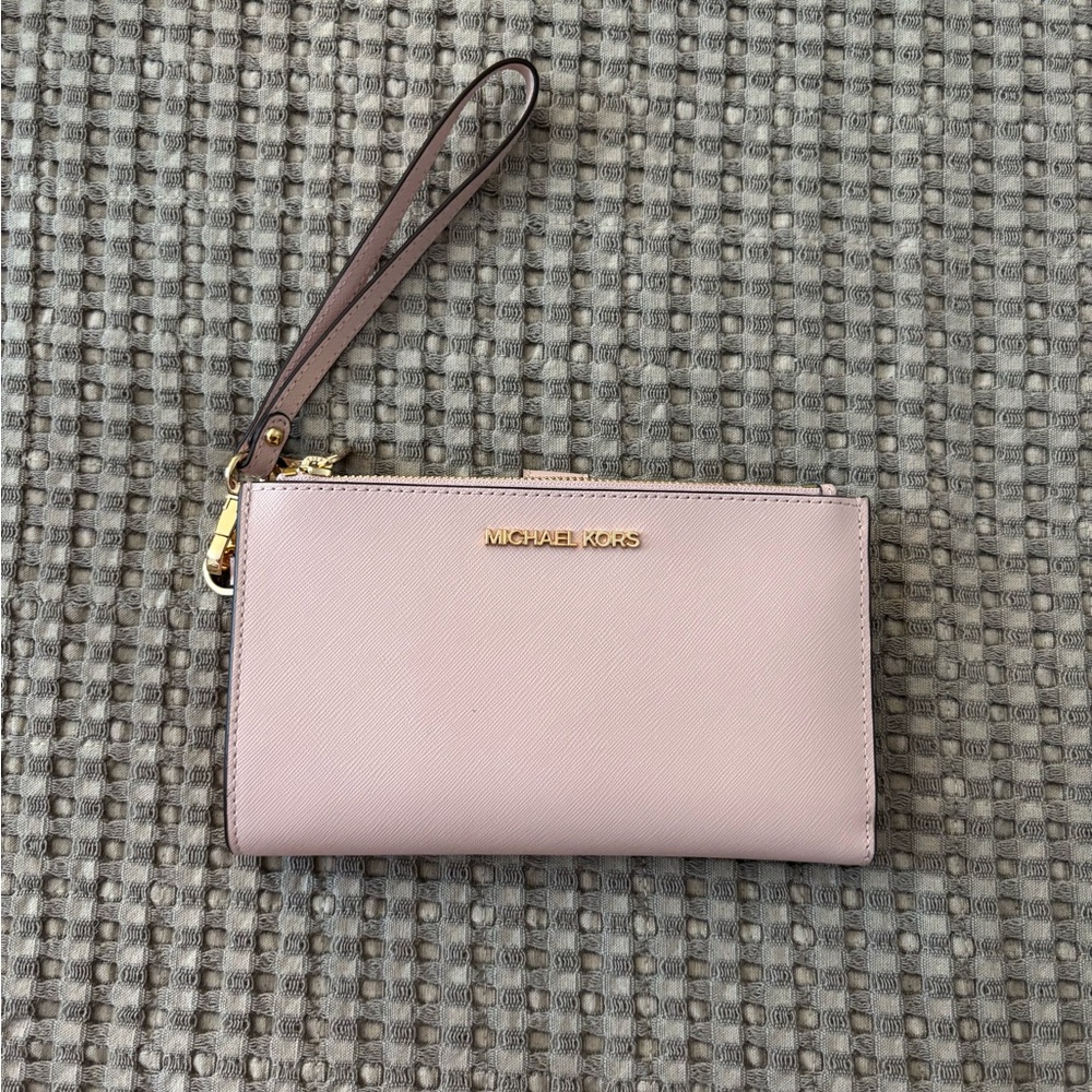 💗 EUC Michael Kors Pink Wristlet